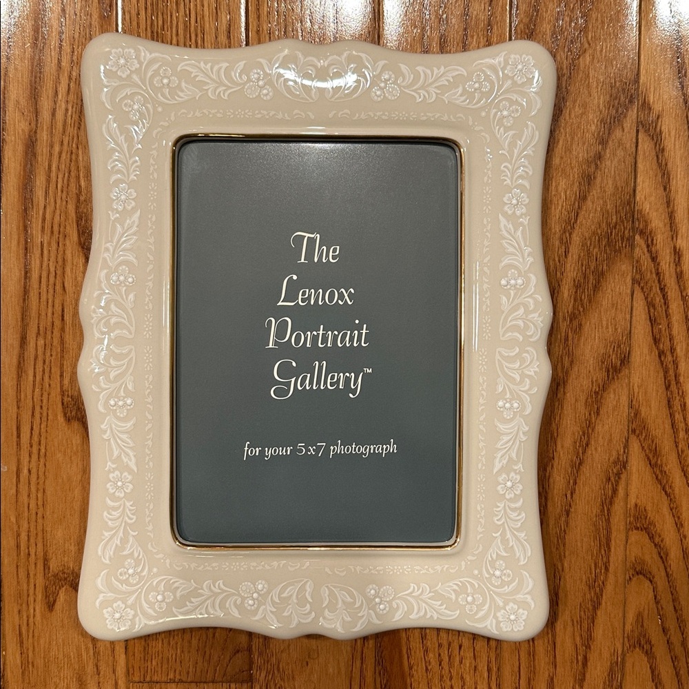 Lenox Ivory Floral Photo Frame - Portrait Gallery.  Includes gift box.